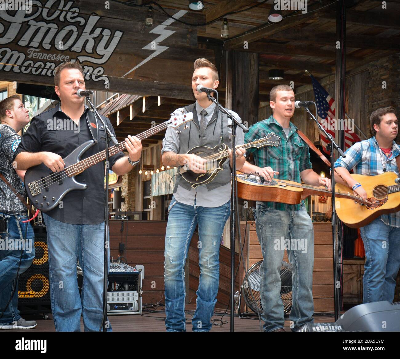 Blue Grass & alternative Rockband, 'Monroeville' spielt ein kostenloses Konzert auf der Bühne der Ole Smoky Moonshine Distillery Stage in Gatlinburg, TN Stockfoto