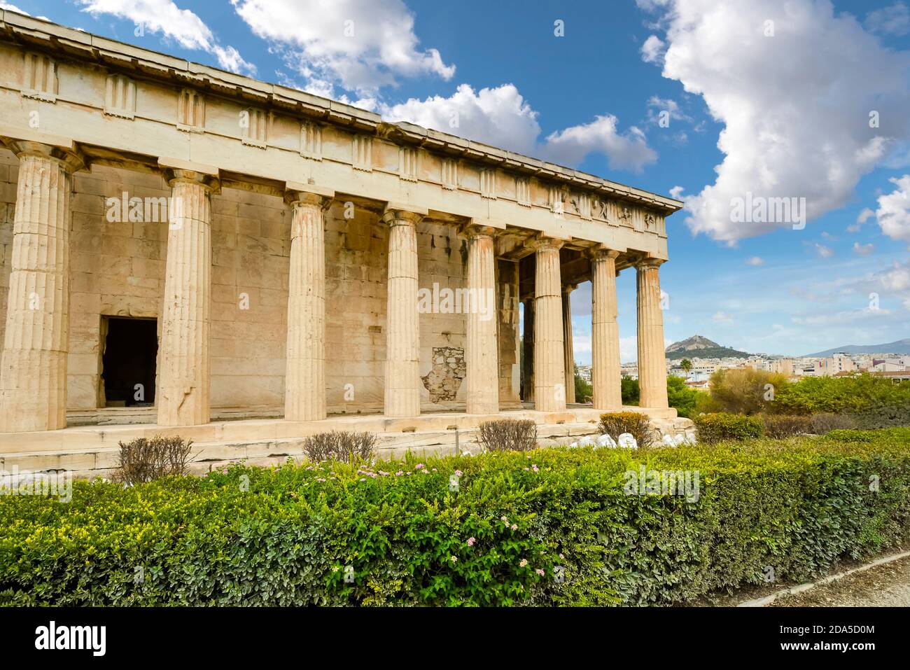 Der Tempel von Hephaestus oder Hephaisteion oder früher als das Theseion, ist ein gut erhaltener griechischer Tempel in Athen Griechenland, mit Berg Lycabettus hinter. Stockfoto