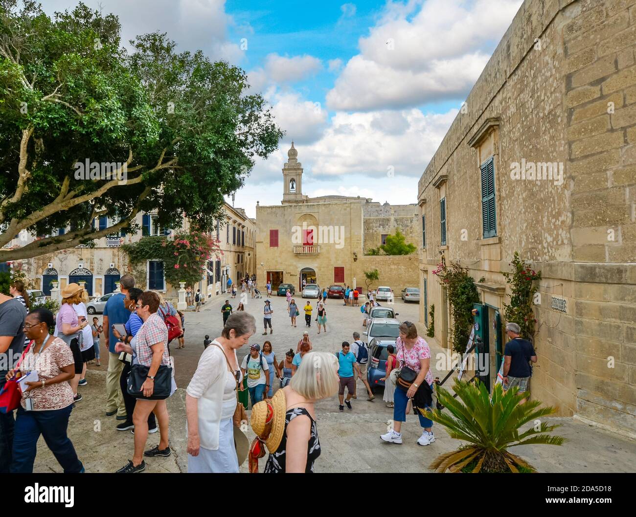 Touristen versammeln sich und besichtigen in Bastion Square in der alten Stadt Mdina Malta. Stockfoto