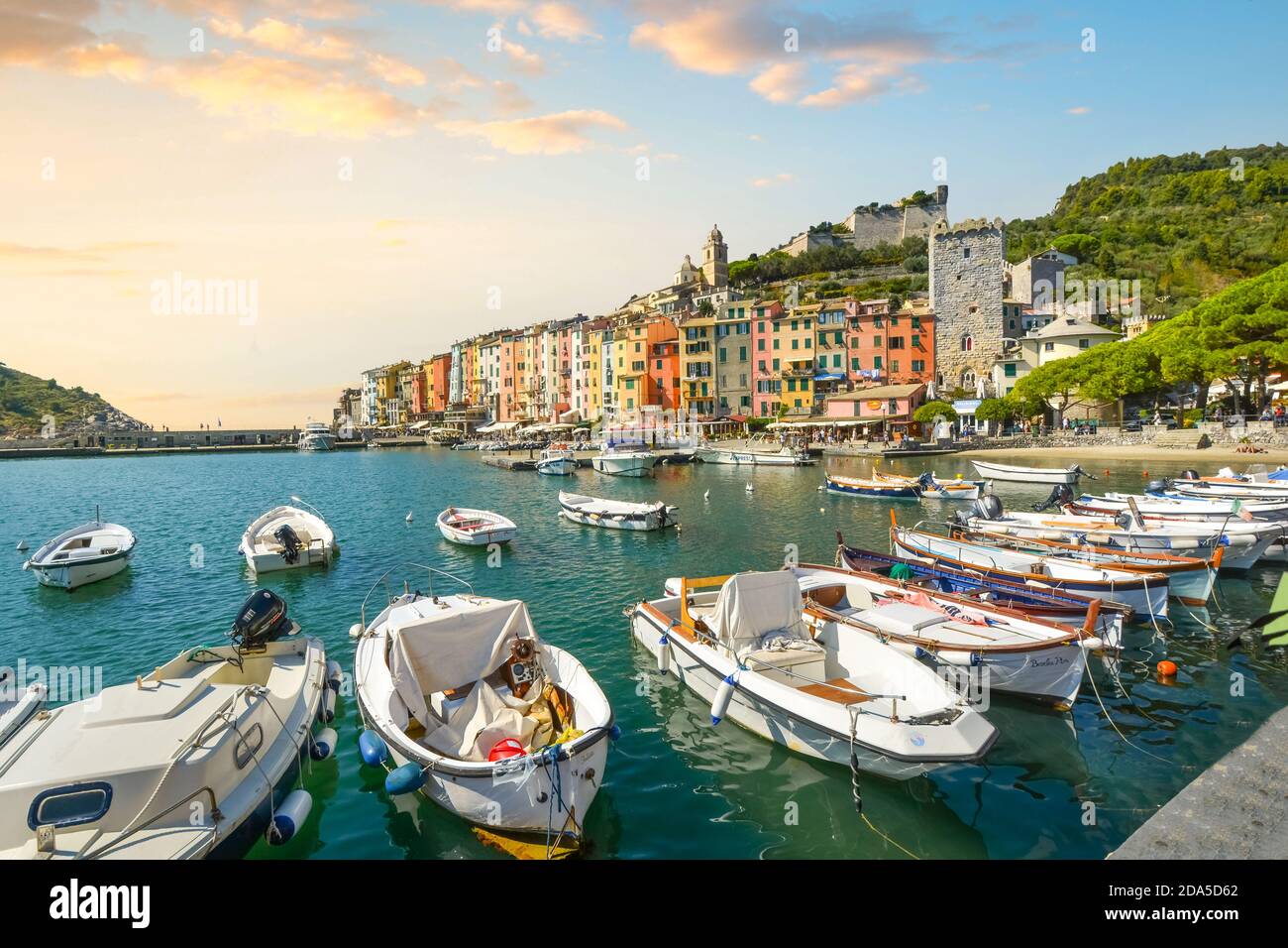 Boote säumen den Hafen der bunten, touristischen italienischen Stadt Portovenere, entlang der ligurischen Küste der italienischen Riviera. Stockfoto