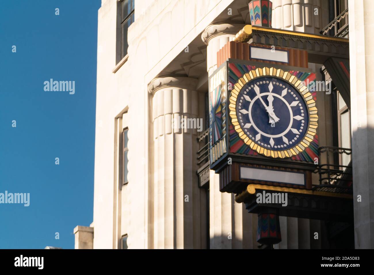 Art déco-Uhr auf der Vorderseite des ehemaligen Daily Telegraph-Gebäude Stockfoto
