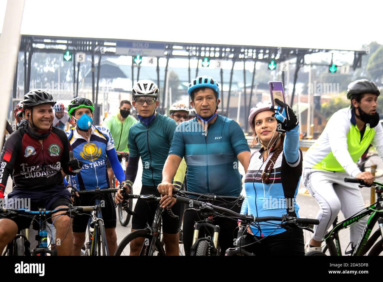 LA CALERA KOLUMBIEN - OKTOBER, 2020: Gruppe von Radsportlern, die sich nach ihrer Ankunft in der bekannten Alto de Patios auf der Straße zwischen Bogota ausruhen Stockfoto