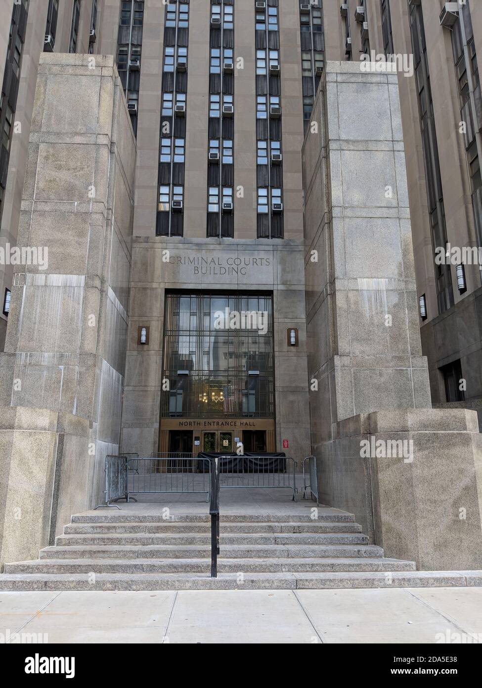 New York City, NY/USA - 6. Oktober 2019: Gebäude des Gerichtsgebäudes aus Marmor mit blockiertem Eingang zur North Entrance Hall. Strafgerichte Gebäude mit g Stockfoto