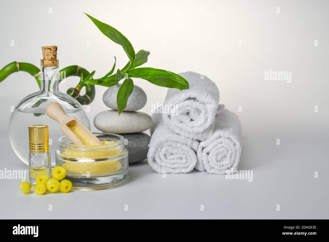 Komposition für das Spa. Das Konzept der Hautpflege. Badezubehör. Es ist Platz für Text. Stockfoto