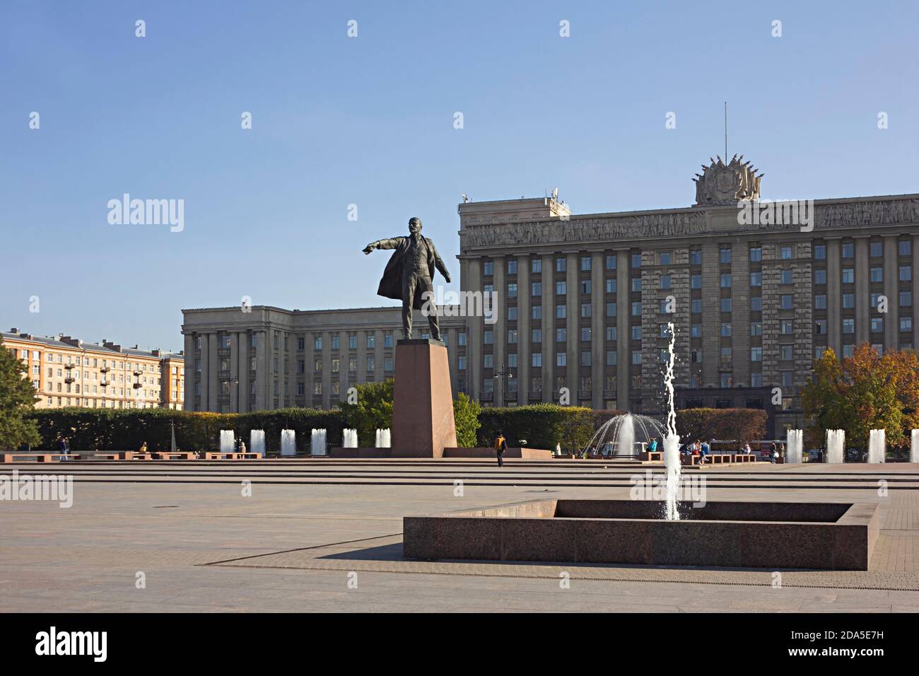 St. Petersburg, Russland, 02. Oktober 2020. Das architektonische Ensemble des Moskauer Platzes: Das Haus der Sowjets (Stalin-Empire-Stil), Stadtbrunnen Stockfoto