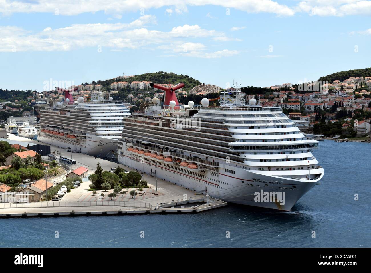 Carnival Cruises Schiffe, Carnival Breez und Carnival Magic landeten während der COVID Krise - Hafen von Dubrovnik, Kroatien, Mai 2020 Stockfoto