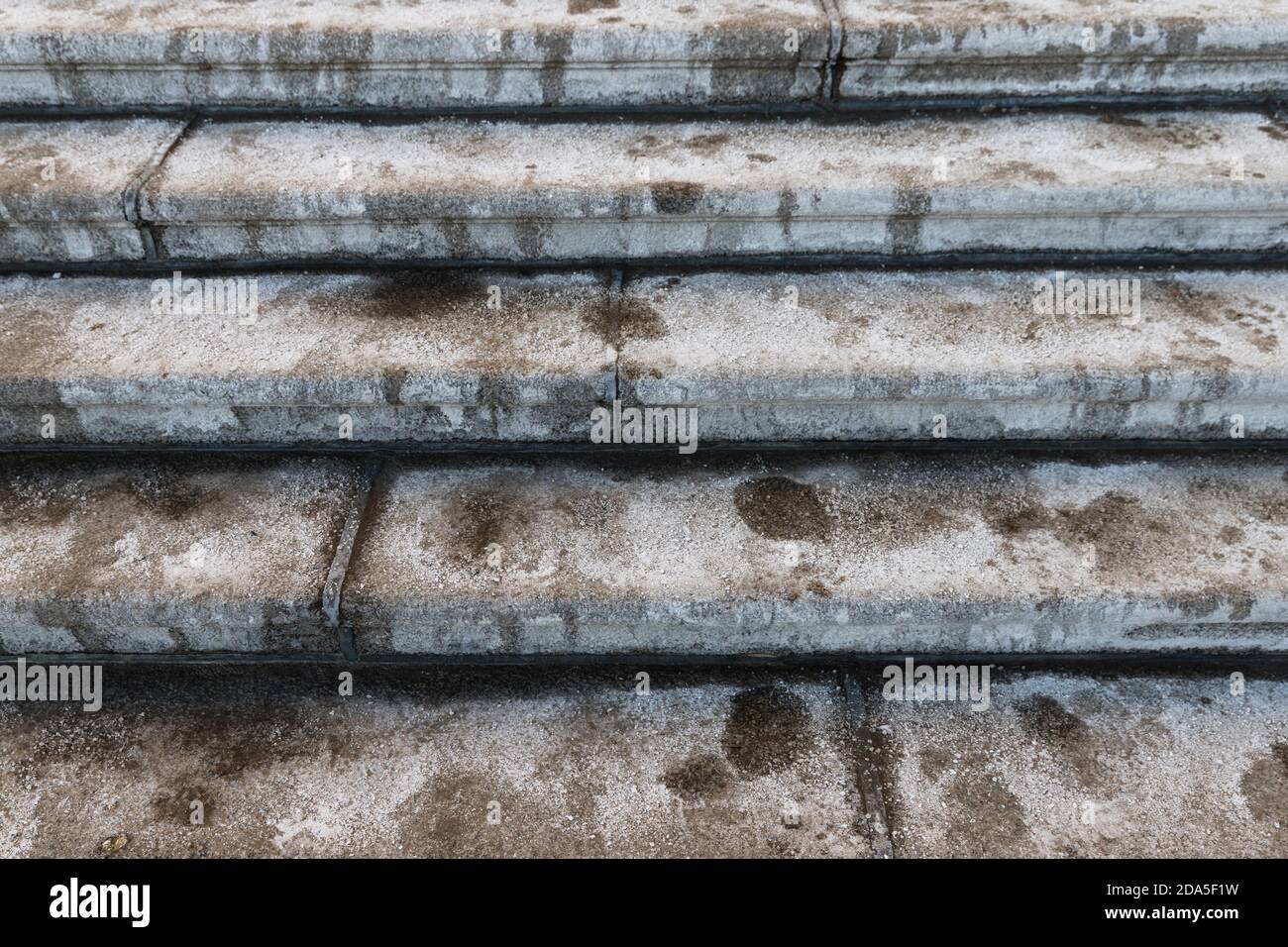 Anti-Icing-Chemikalien in der Wintersaison. Die Treppe wird mit technischem Salz oder Salzgemischen auf der Basis besprüht. Reagenz - technisches Salz wird die Roa machen Stockfoto