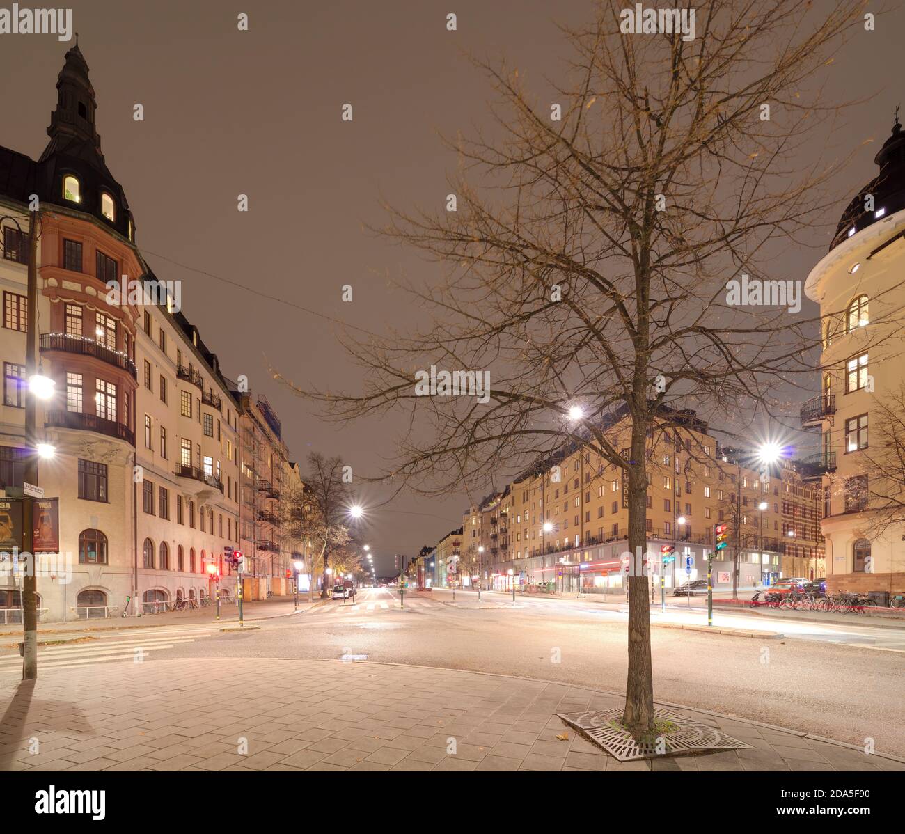 Straßenkreuzung zwischen Karlbergsvägen und Västmannagatan in Stockholm, bei Nacht Stockfoto