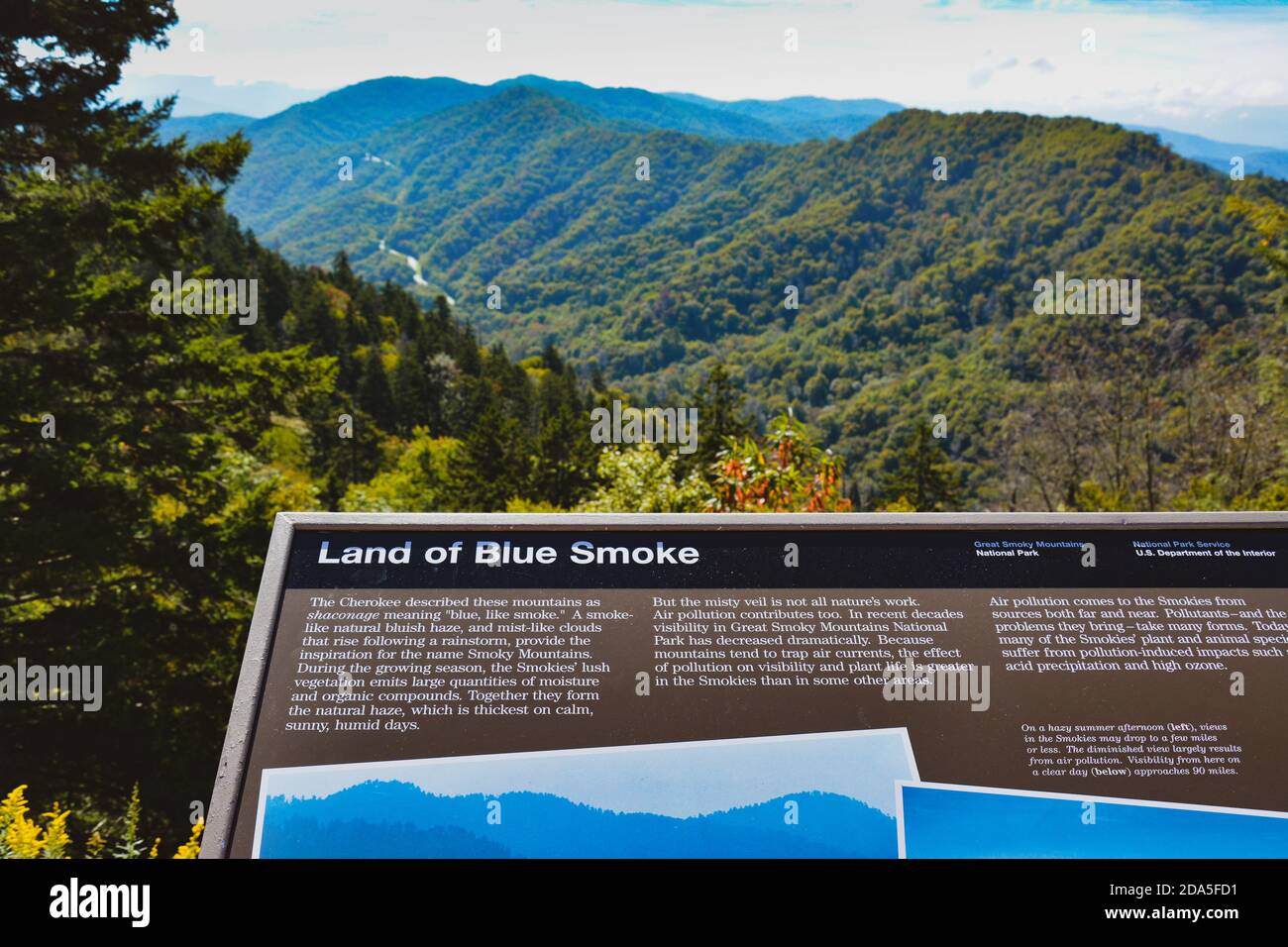 Mit Blick auf den Smoky Mountains National Park, ein Schild mit historischen Informationen und Illustrationen von „Land of Blue Smoke“, NC, TN Stockfoto