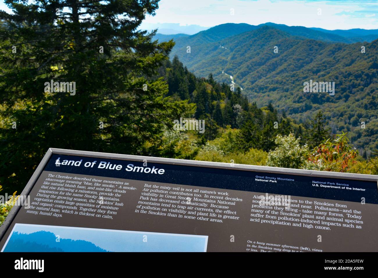 Mit Blick auf den Smoky Mountains National Park, ein Schild mit historischen Informationen und Illustrationen von "Land of Blue Smoke", NC, TN Stockfoto