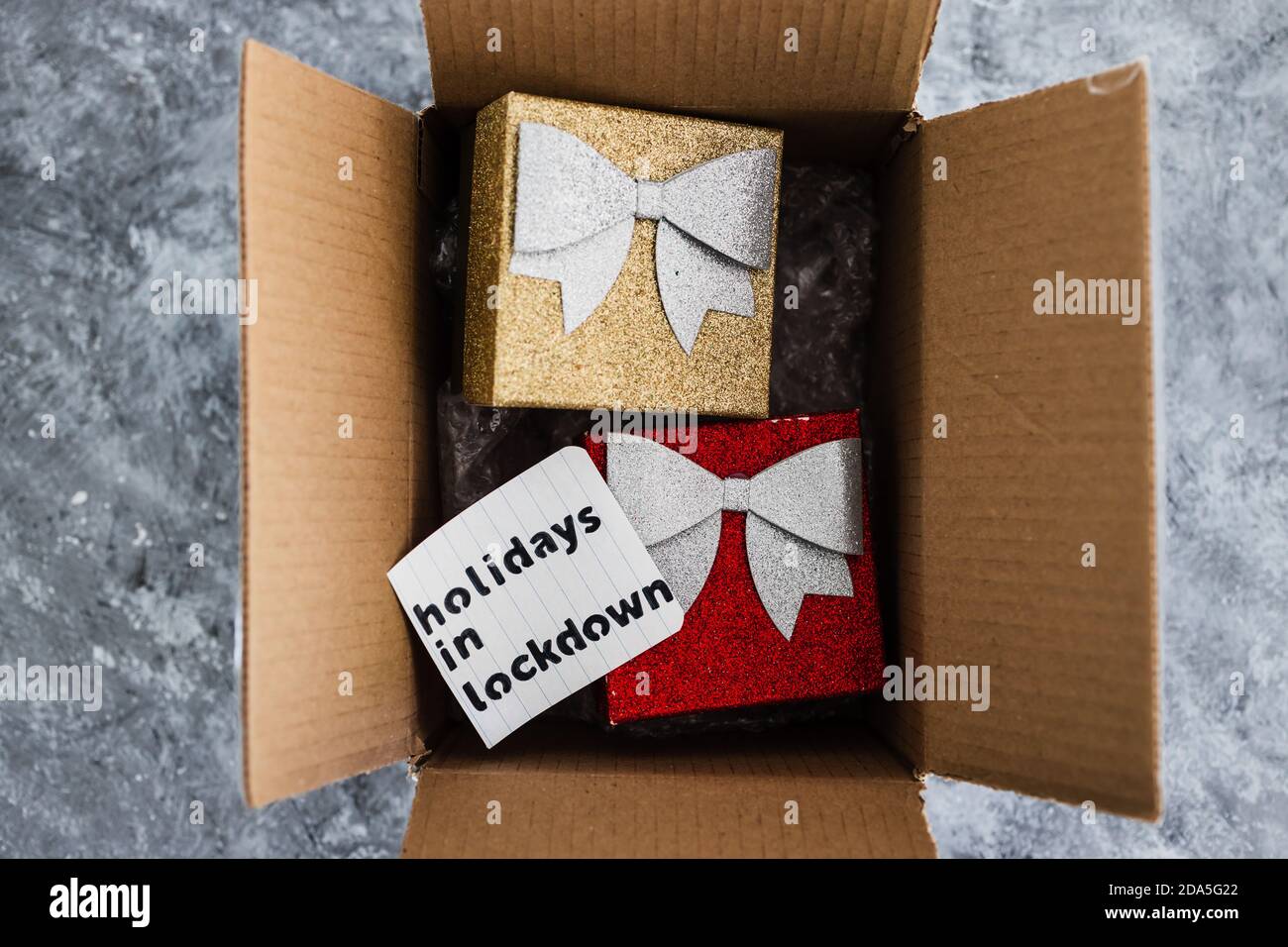 Winterurlaub im Lockdown-Konzept, Geschenke werden per Postpaket mit  Weihnachten Themen im Inneren geliefert Stockfotografie - Alamy