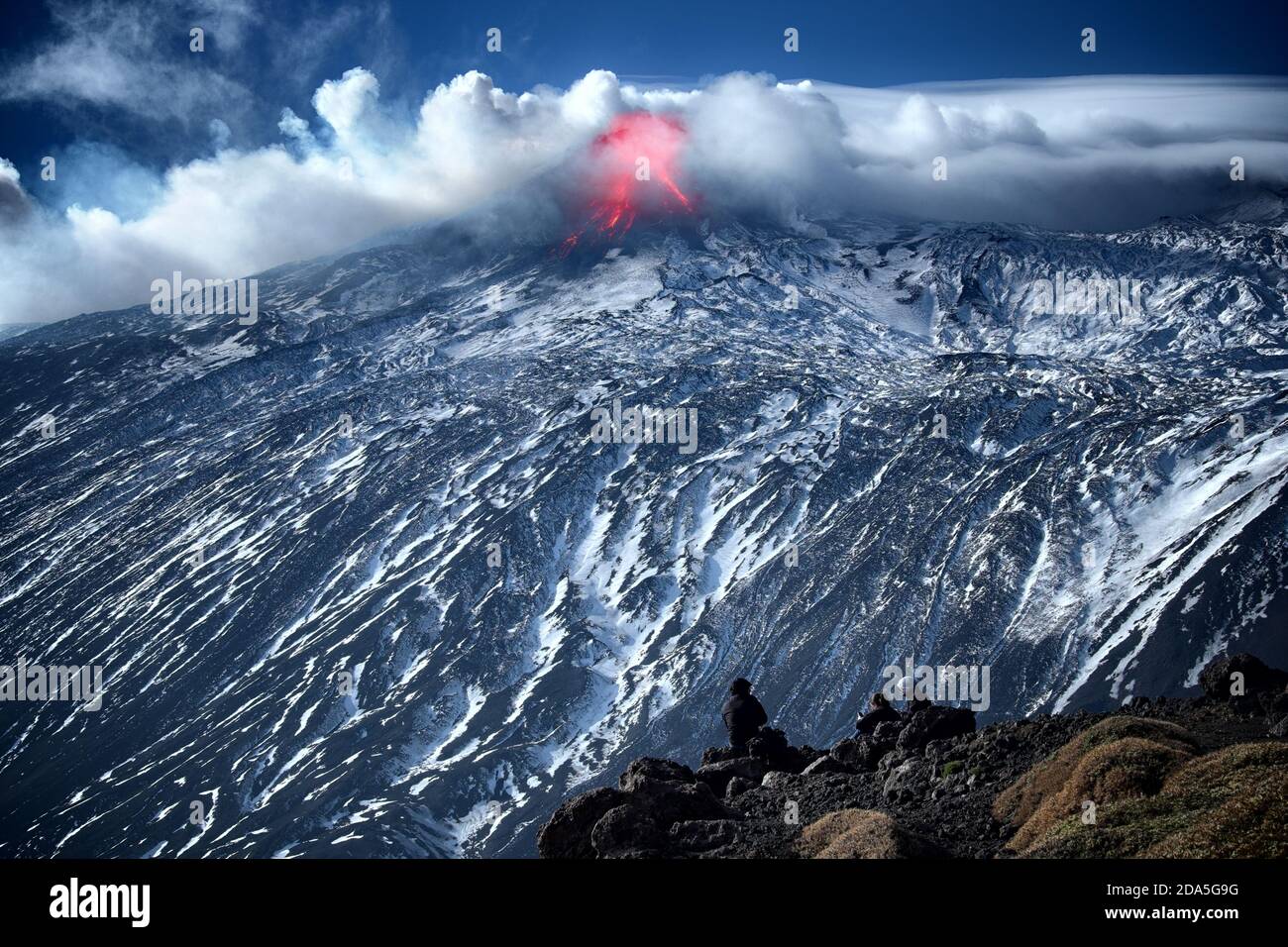 Ausbruch des zentralen Kraters auf dem Ätna Winter, Sizilien Stockfoto