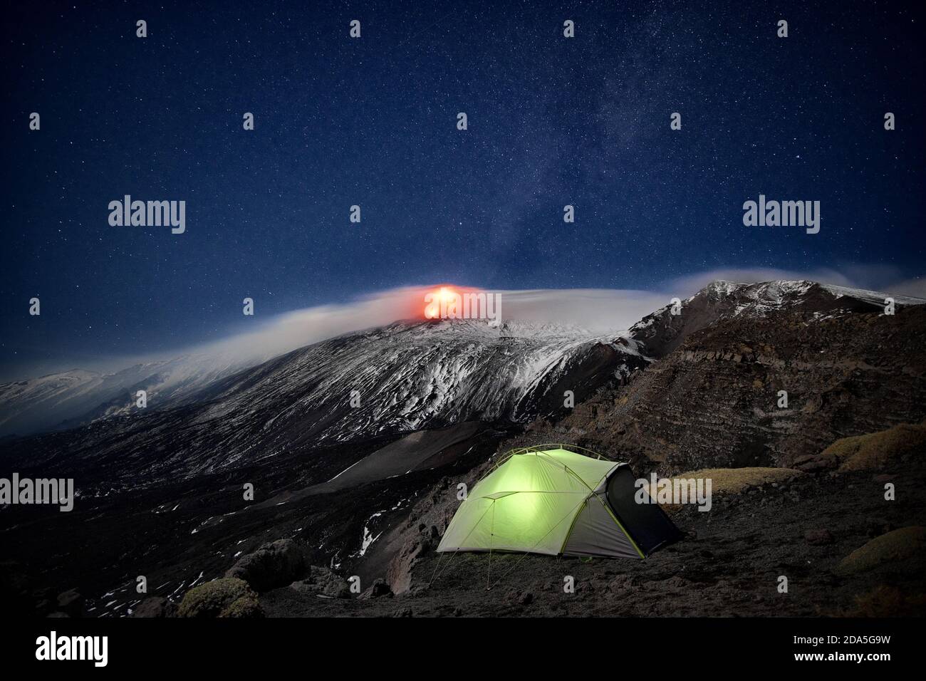 Beleuchtetes Zelt unter Eruption vulkan ätna und Sternenhimmel, Sizilien Stockfoto
