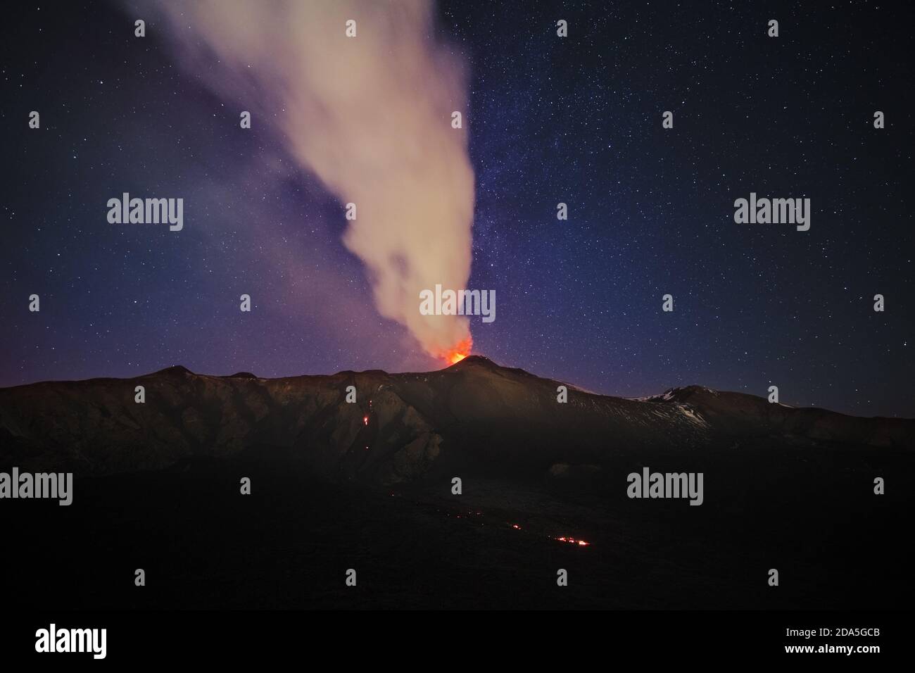 Rauch vom Vulkan Ätna während einer Eruption in der Nacht gegen Sternenhimmel, Sizilien Stockfoto