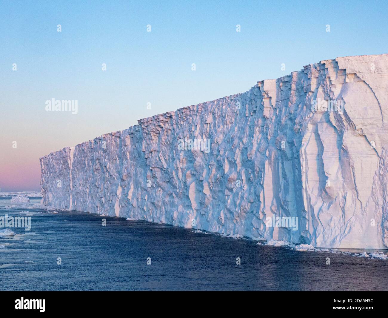 Meereis, Tafeleisberge und Brash Ice in Erebus und Terror Golf, Weddellmeer, Antarktis. Stockfoto