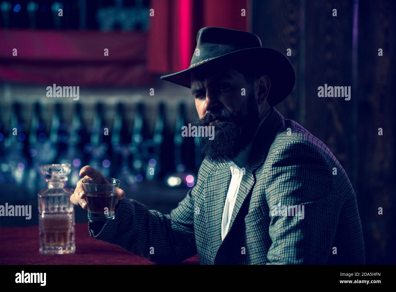 Alter Mann Mit Whiskyglas Stockfotos Und Bilder Kaufen Alamy