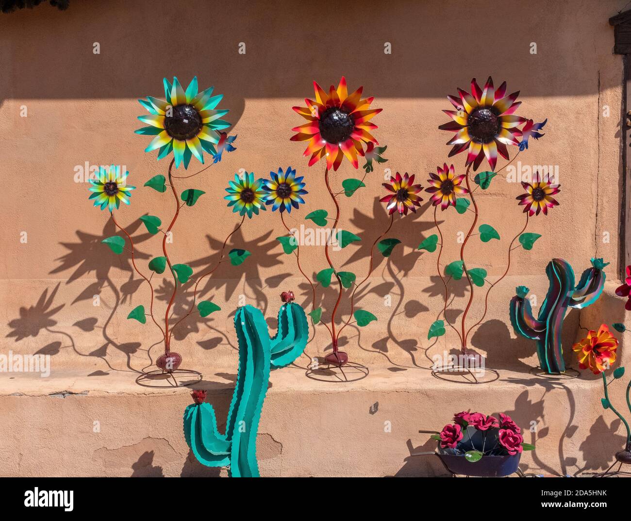 Garten mit Sonnenblumen und Kakteen aus Metall in der Altstadt von Albuquerque, New Mexico Stockfoto