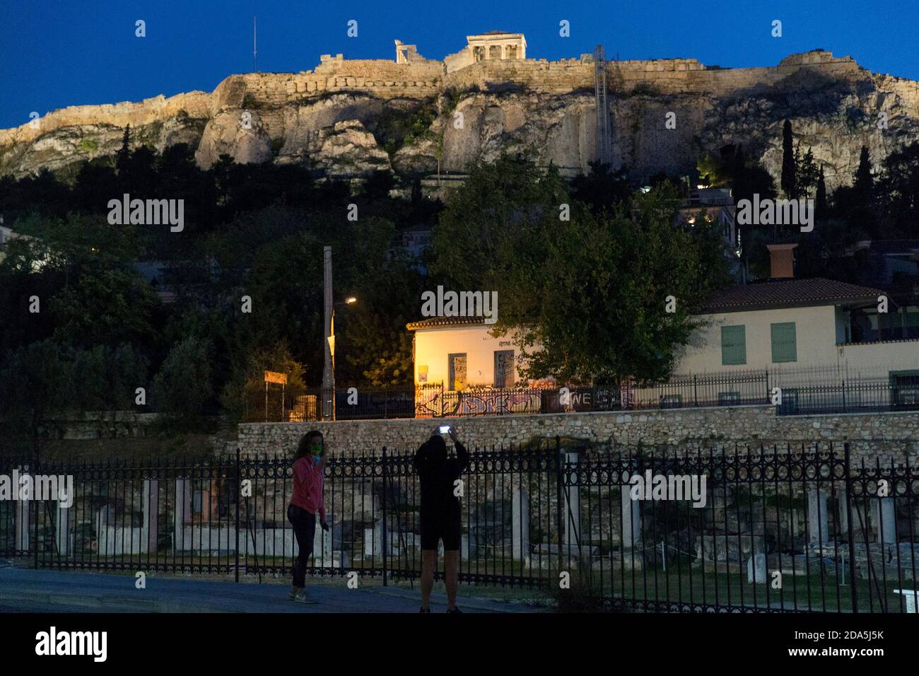 Athen, Griechenland. November 2020. Am 9. November 2020 fotografieren die Menschen die Akropolis in Athen, Griechenland. Griechenland ist seit letztem Samstag in eine dreiwöchige landesweite Sperre eingetreten. Quelle: Marios Lolos/Xinhua/Alamy Live News Stockfoto