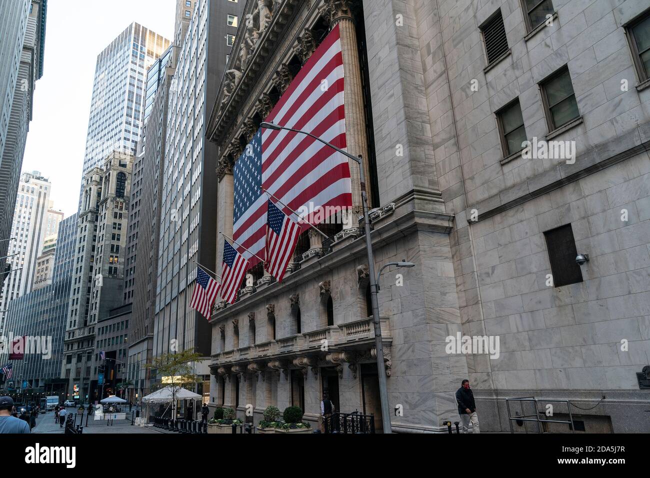 New York, Usa. November 2020. Allgemeine Ansicht der NYSE in New York am 9. November 2020 reagierte der Tagesmarkt auf die Neuigkeiten von Pfizer Vaccine und Joe Biden, der zum 46. Präsidenten der USA gewählt wurde. Der Dow Jones Industrial Index stieg um fast 3% oder 835 Punkte, nachdem er am Morgen um bis zu 1,610 Punkte gestiegen war. Das war eine Reaktion des Marktes auf die Ankündigung von Pfizer, dass der von ihnen entwickelte Impfstoff zu 90 % wirksam ist. Damit stieg der Pfizer-Bestand am Ende des Tages um fast 10 %. (Foto von Lev Radin/Sipa USA) Quelle: SIPA USA/Alamy Live News Stockfoto