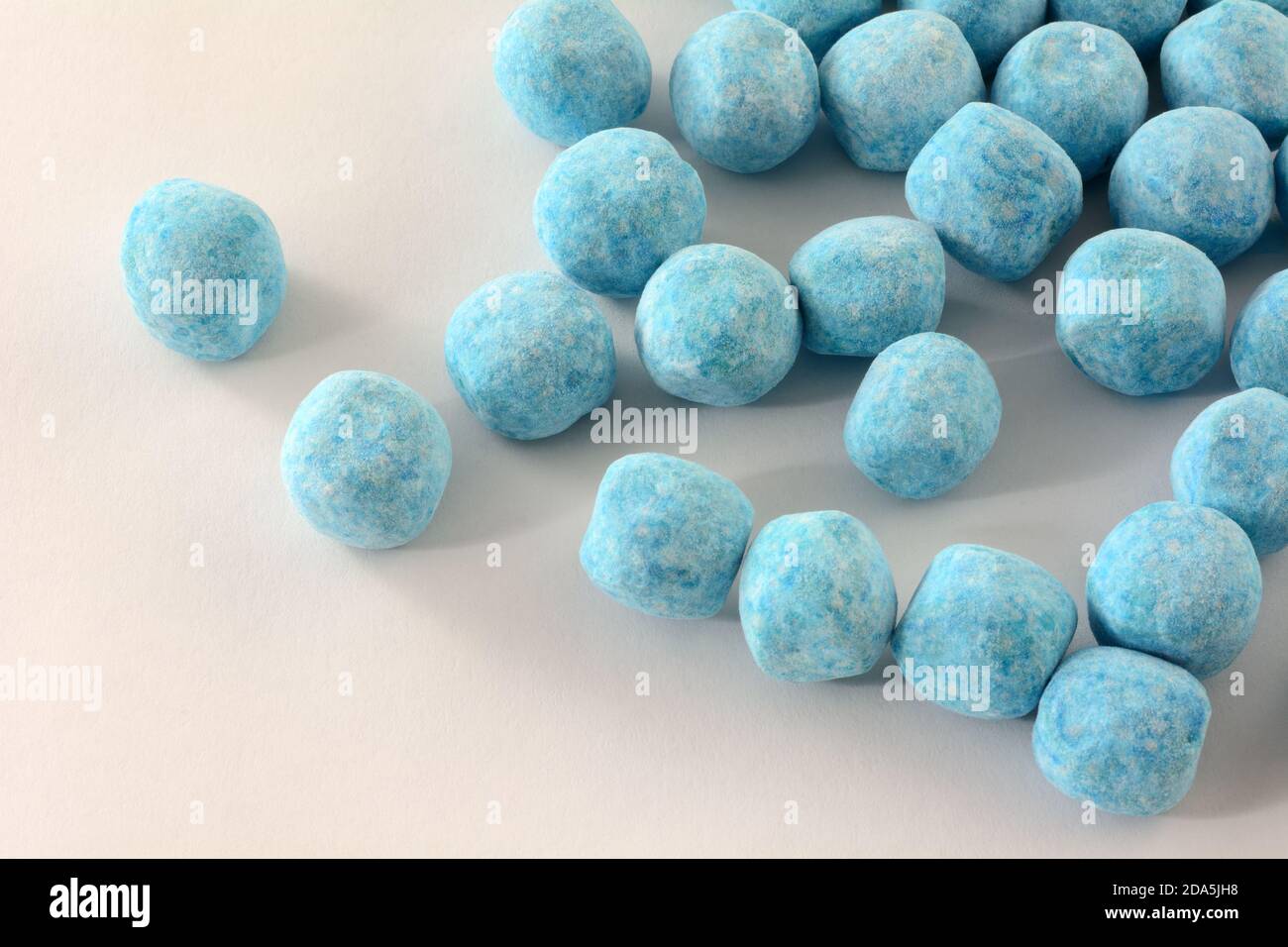 Sauer blau Heidelbeere Bonbon Süßigkeiten Kugeln auf weißem Hintergrund  Stockfotografie - Alamy