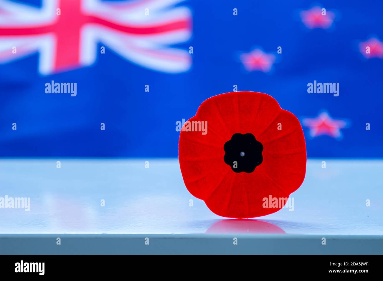 Eine Mohnblume mit einer australischen Flagge im Hintergrund. Stockfoto