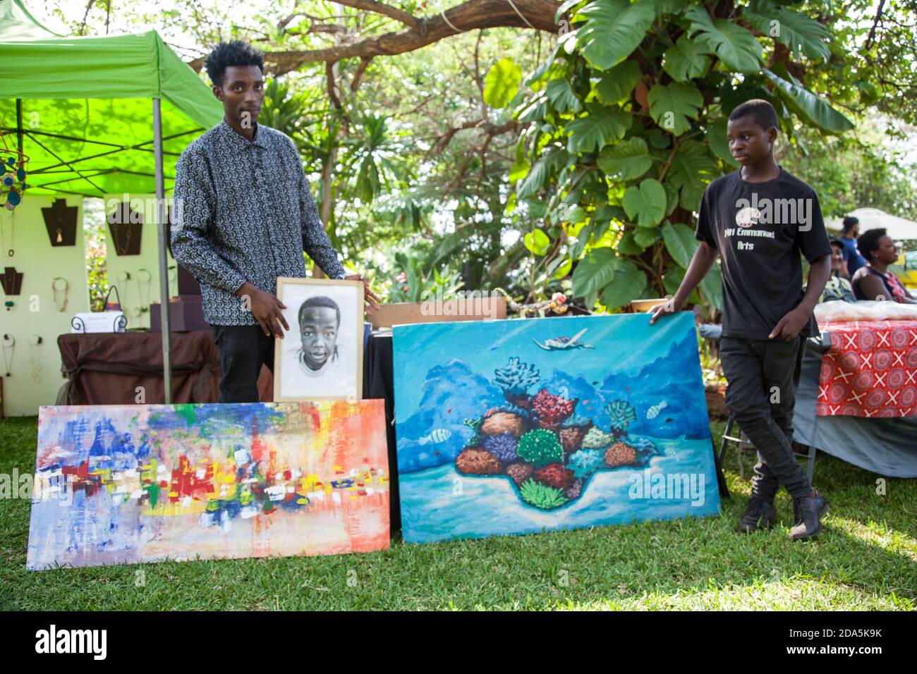 Lusaka, Sambia. November 2020. Ein Künstler zeigt seine Bilder zum Verkauf auf dem Lilayi Green Market Event in Lusaka, Hauptstadt von Sambia, 7. November 2020. Der Markt öffnet am ersten Samstag eines jeden Monats außer für Januar oder Februar aufgrund der Regenzeit. Quelle: Martin Mbangweta/Xinhua/Alamy Live News Stockfoto