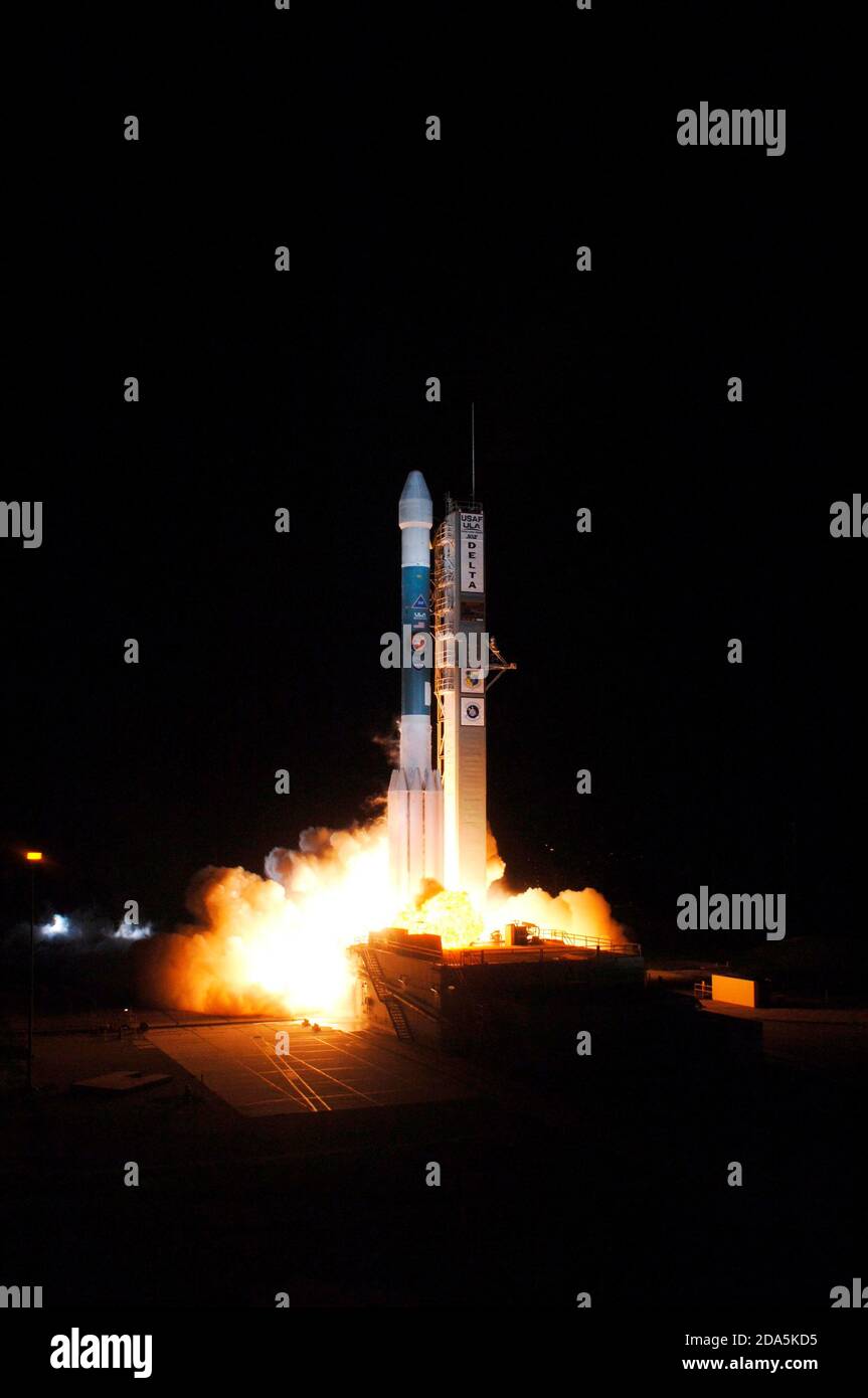 KENNEDY SPACE CENTER, FL, USA - 04. August 2007 - der Phoenix Mars Lander der NASA startet mit einem Delta II 7925-Rocke dramatisch zum Mars Stockfoto KENNEDY SPACE CENTER, FL, USA - 04. August 2007 - der Phoenix Mars Lander der NASA startet mit einem Delta II 7925-Rocke dramatisch zum Mars Stockfoto