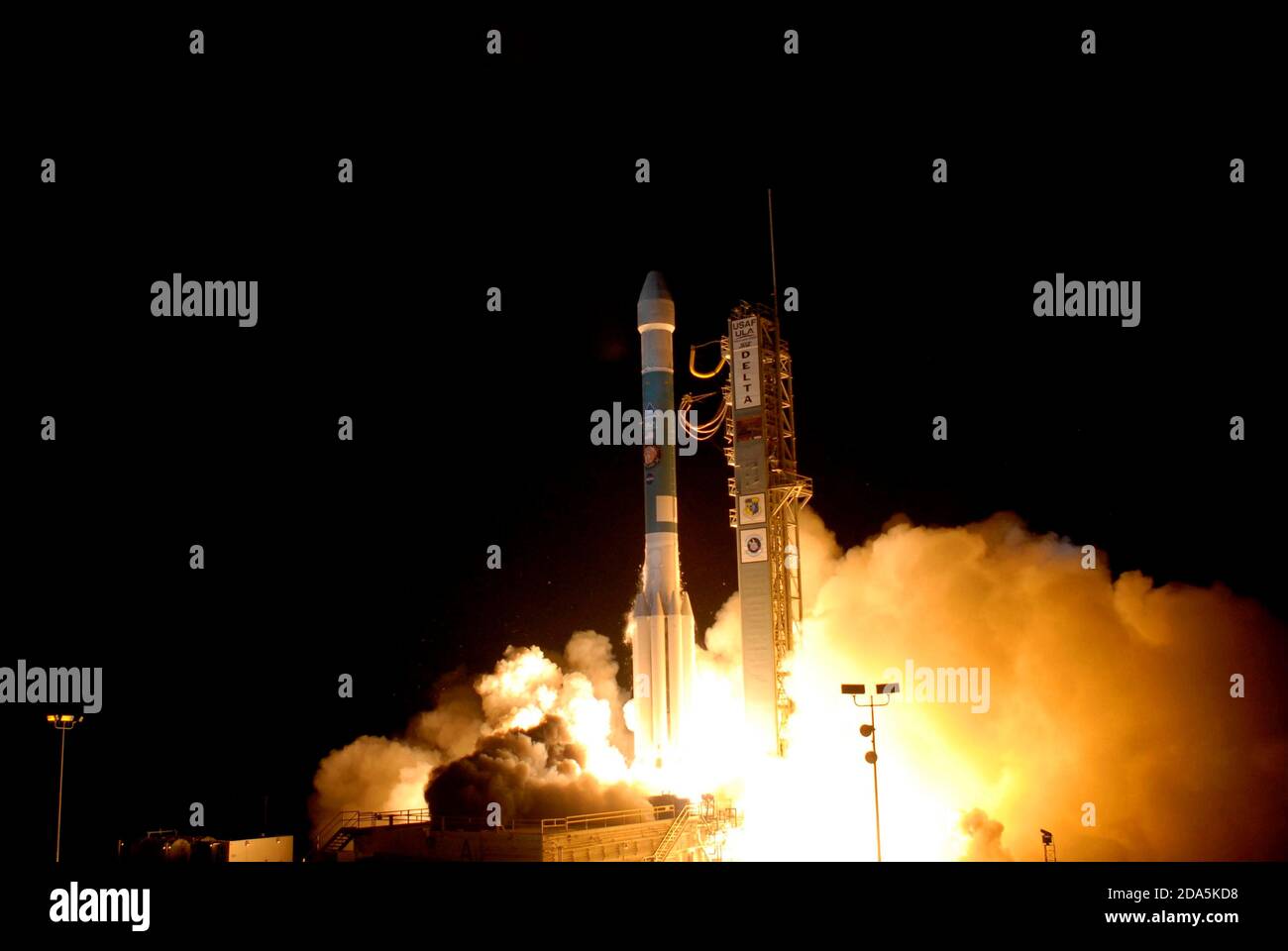 KENNEDY SPACE CENTER, FL, USA - 04. August 2007 - der Phoenix Mars Lander der NASA startet mit einem Delta II 7925-Rocke dramatisch zum Mars Stockfoto KENNEDY SPACE CENTER, FL, USA - 04. August 2007 - der Phoenix Mars Lander der NASA startet mit einem Delta II 7925-Rocke dramatisch zum Mars Stockfoto