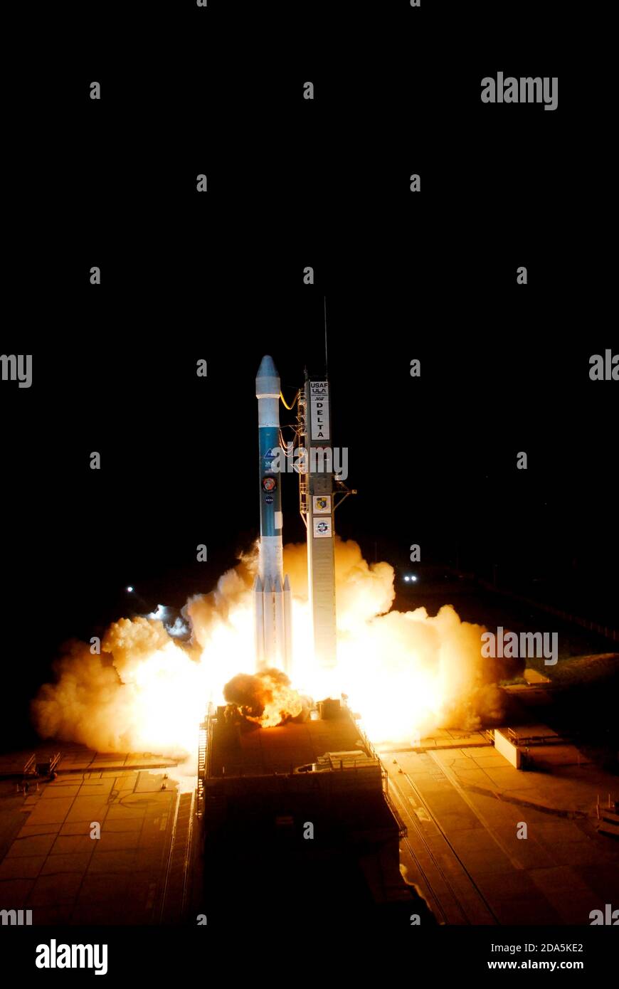 KENNEDY SPACE CENTER, FL, USA - 04. August 2007 - der Phoenix Mars Lander der NASA startet mit einem Delta II 7925-Rocke dramatisch zum Mars Stockfoto KENNEDY SPACE CENTER, FL, USA - 04. August 2007 - der Phoenix Mars Lander der NASA startet mit einem Delta II 7925-Rocke dramatisch zum Mars Stockfoto