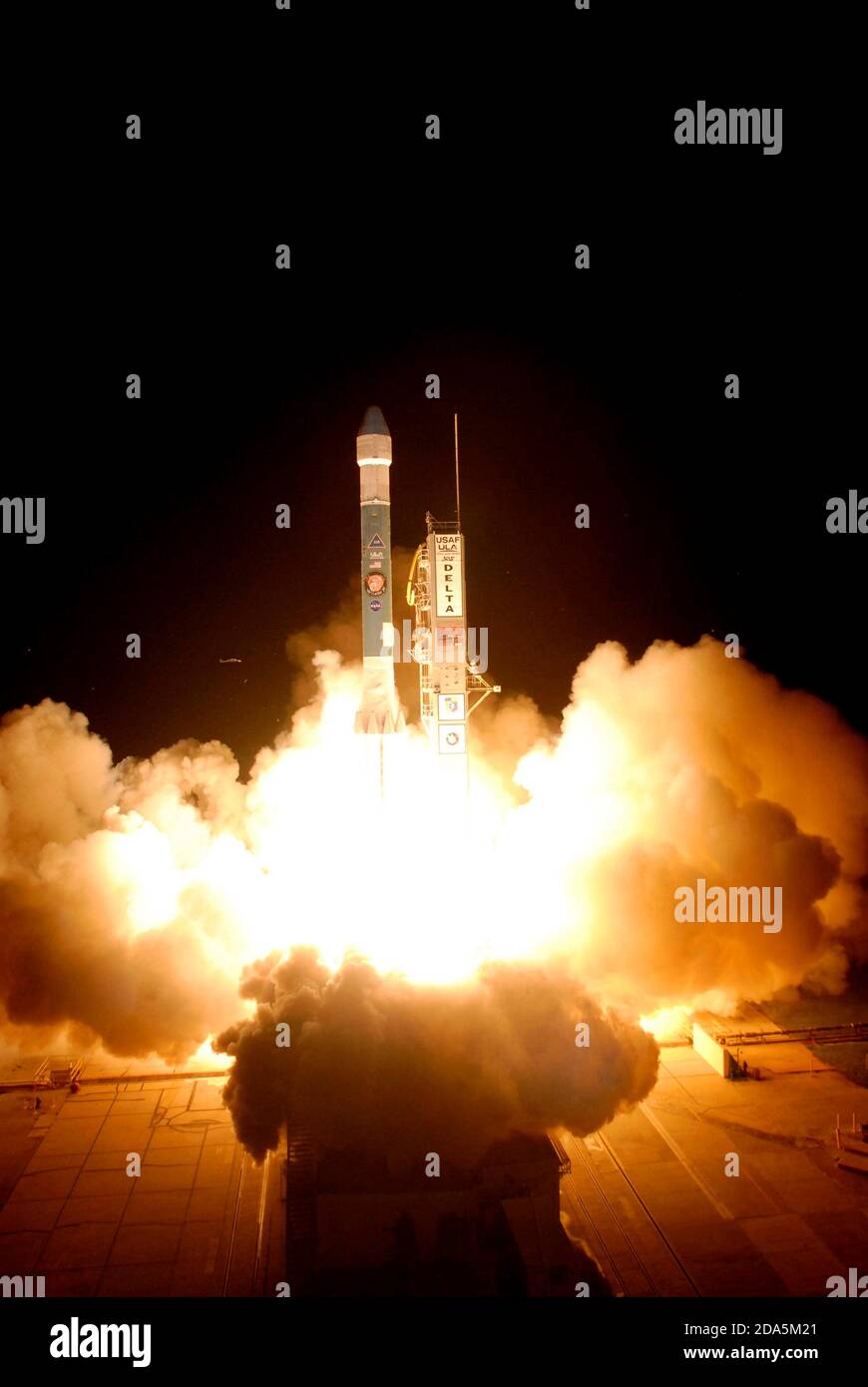 KENNEDY SPACE CENTER, FL, USA - 04. August 2007 - der Phoenix Mars Lander der NASA startet mit einem Delta II 7925-Rocke dramatisch zum Mars Stockfoto KENNEDY SPACE CENTER, FL, USA - 04. August 2007 - der Phoenix Mars Lander der NASA startet mit einem Delta II 7925-Rocke dramatisch zum Mars Stockfoto