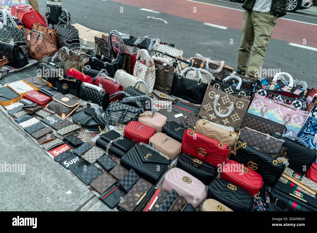 New York, NY - 9. November 2020: Straßenhändler verkaufen Fälschungen Waren wie Taschen, Sonnenbrillen, Gürtel und Uhren an der Canal Street und Broadway Corners Stockfoto