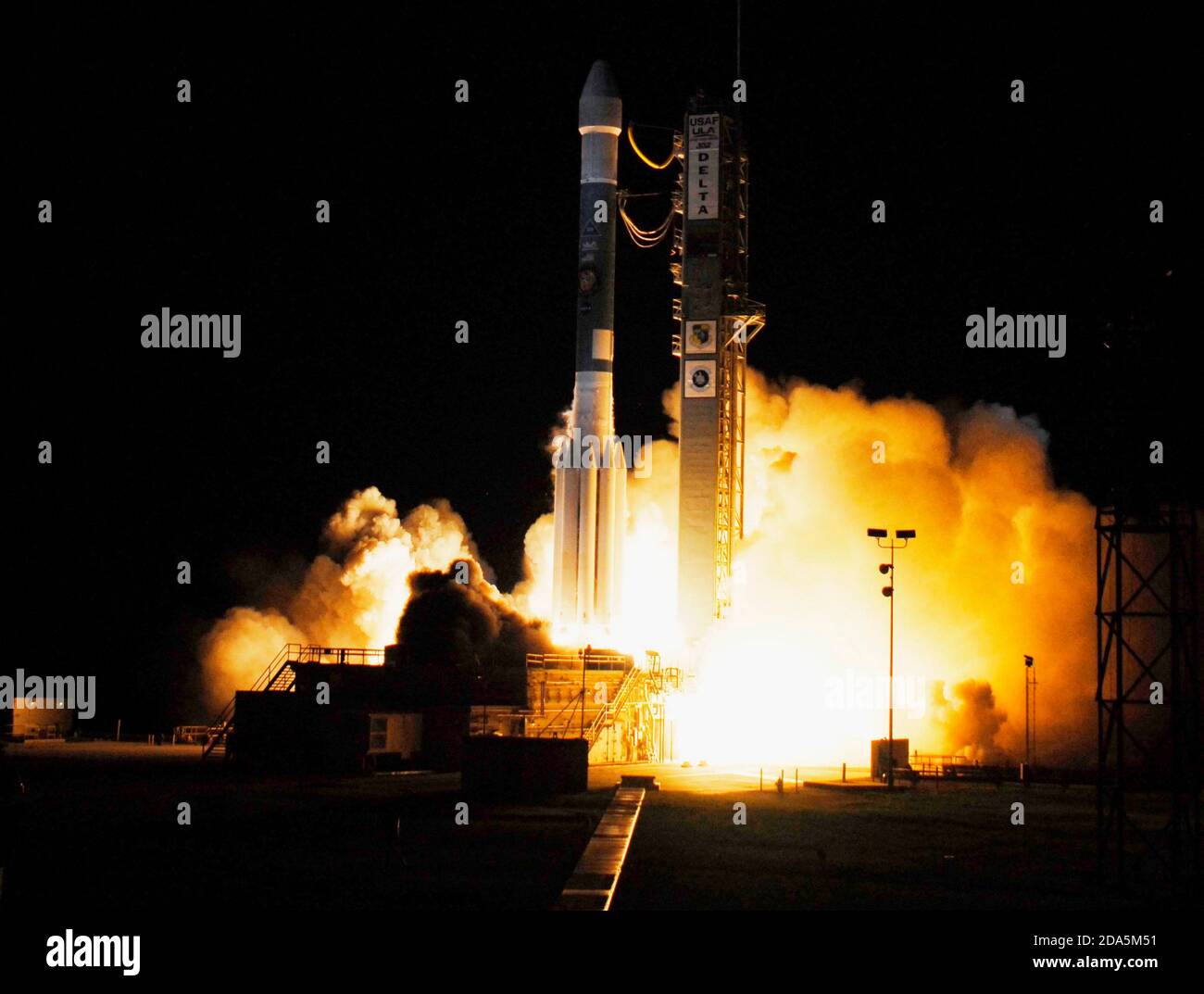 KENNEDY SPACE CENTER, FL, USA - 04. August 2007 - der Phoenix Mars Lander der NASA startet mit einem Delta II 7925-Rocke dramatisch zum Mars Stockfoto KENNEDY SPACE CENTER, FL, USA - 04. August 2007 - der Phoenix Mars Lander der NASA startet mit einem Delta II 7925-Rocke dramatisch zum Mars Stockfoto