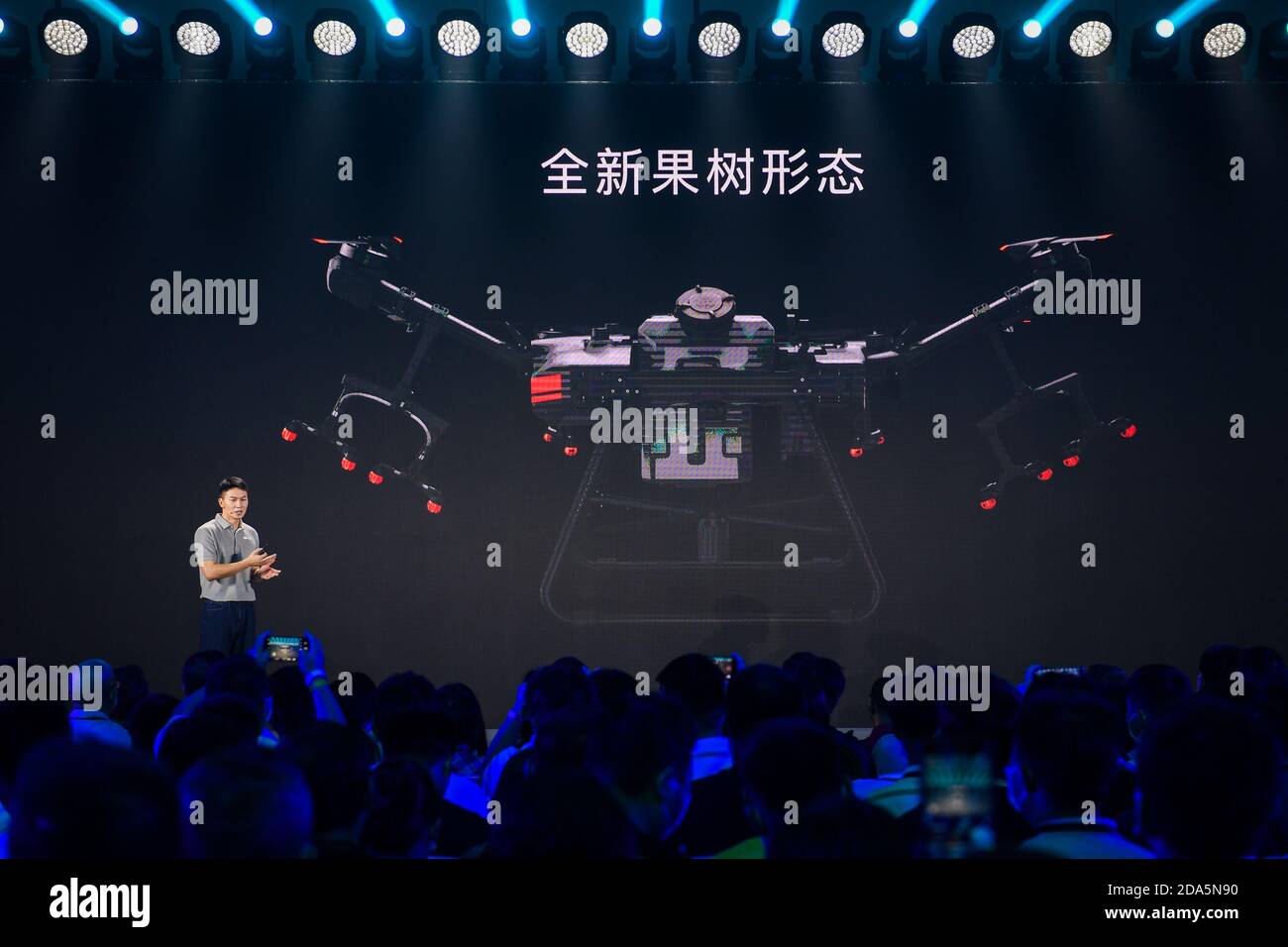 Peking, Chinas Provinz Guangdong. November 2020. Chen Tao, Vertriebsleiter von DJI Agriculture, präsentiert die neue Pflanzenschutzdrohne T30 des Unternehmens bei einer Produkteinführungszeremonie in Shenzhen, südchinesischer Provinz Guangdong, am 9. November 2020. Quelle: Mao Siqian/Xinhua/Alamy Live News Stockfoto