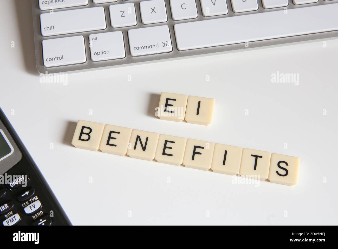 Arbeitsversicherung Konzeptioneller Titel. Draufsicht auf Connected Letters Spiel. Stockfoto
