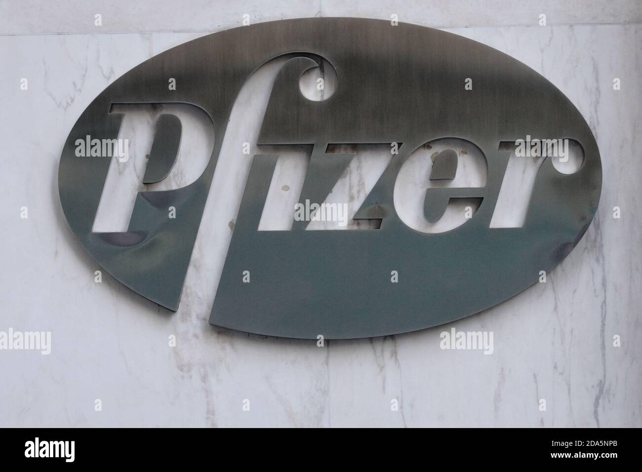 Ein Pfizer Logo Das Vor Dem Hauptsitz In New York City Zu Sehen Ist Das Pharmaunternehmen Pfizer Gab Erste Positive Ergebnisse Seiner Impfstoffstudie Covid 19 Bekannt Und Hat Sich Als 90 Wirksam Bei Der Verhinderung