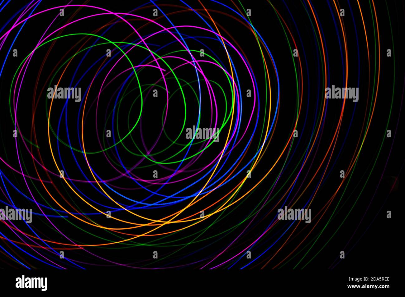 Mehrfarbige Lichtmalerei Fotografie, Wirbel und Kurve von blauem, grünem und rotem Licht vor schwarzem Hintergrund Stockfoto
