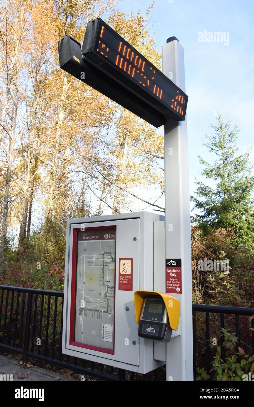 Orca-Kartenautomat und elektronisches Schild für Buslinie für RapidRide King County Metro Transit, Redmond, Washington, USA Stockfoto
