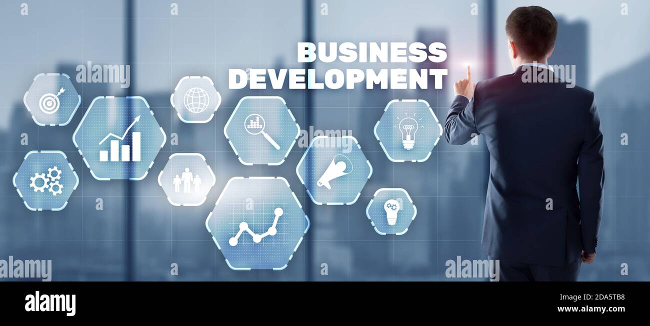 Geschäftsmann drückt Business Development auf Stadthintergrund. Stockfoto