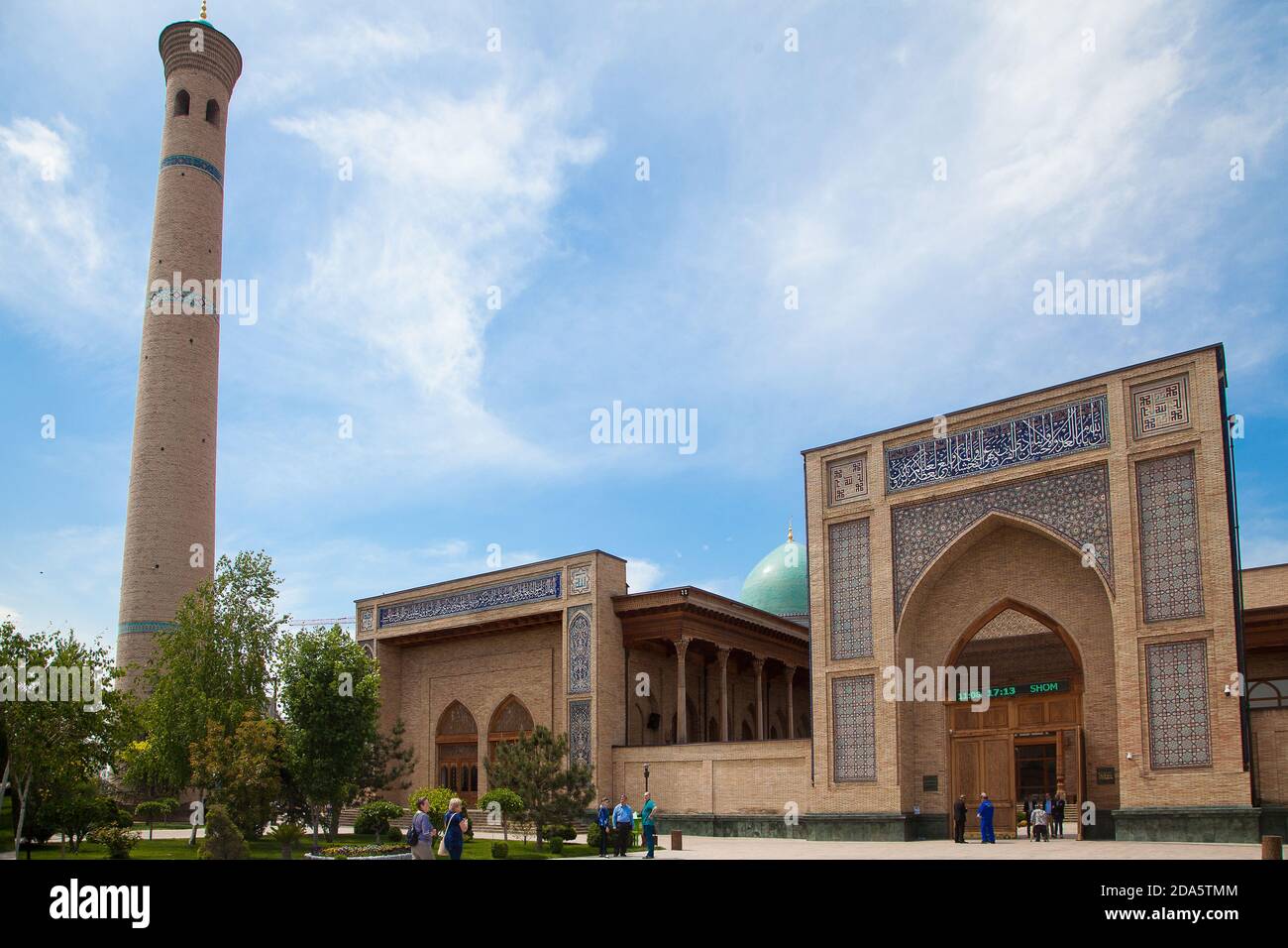 Blick auf die Moschee und das Minarett des Khast Imam Komplexes. Taschkent, Usbekistan, April 29. 2019. Stockfoto