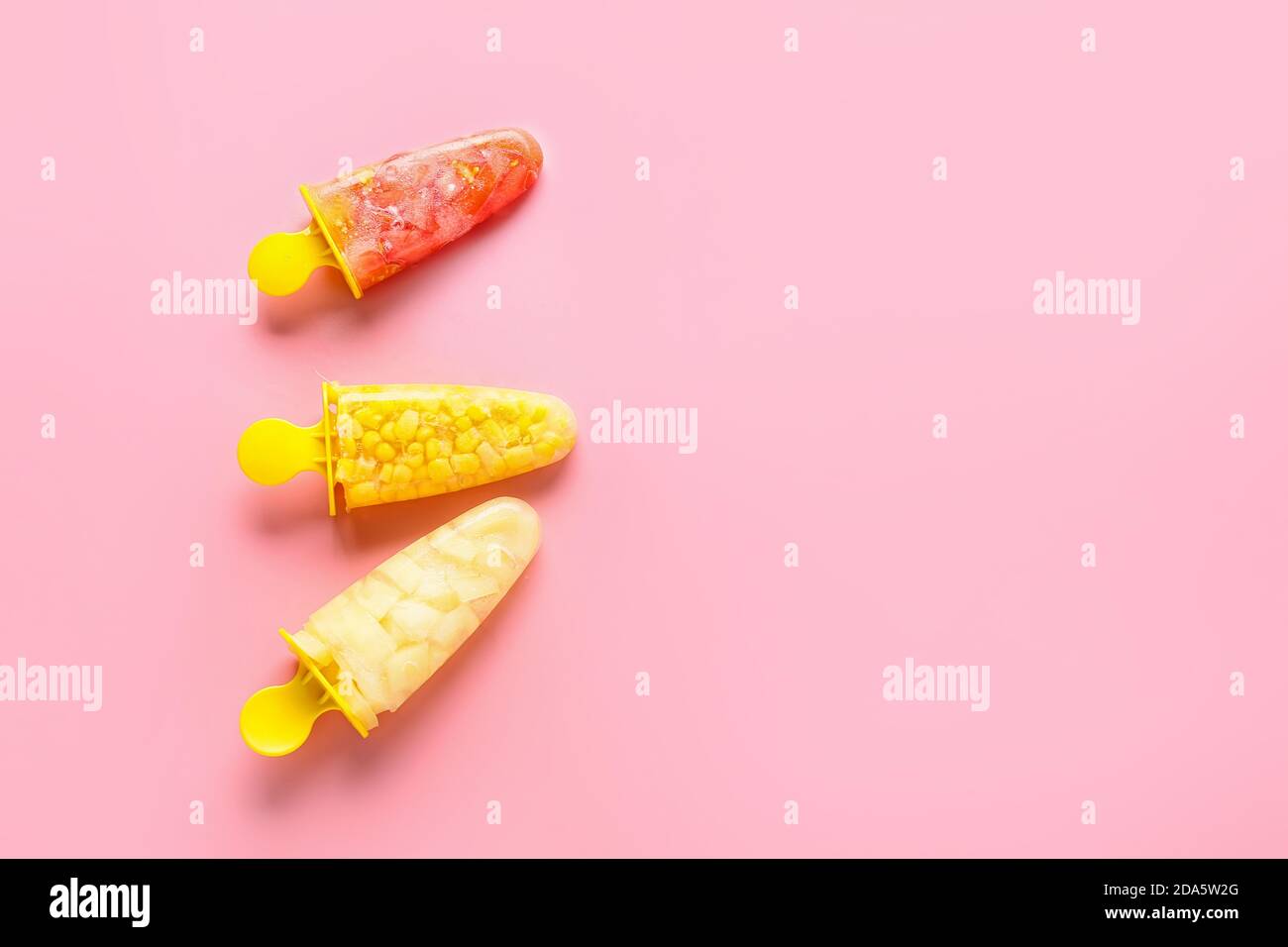 Verschiedene Gemüseeis auf farbigem Hintergrund Stockfoto
