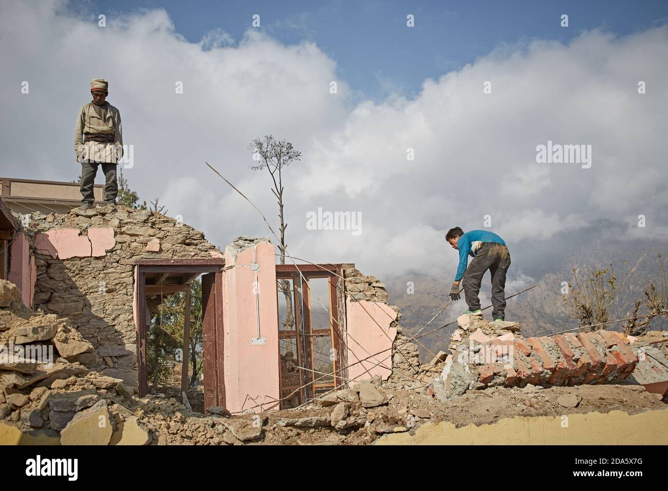 Rasuwa, Nepal, Januar 2016. Menschen, die an ihren Häusern arbeiten, die durch das Erdbeben im April 2015 zerstört wurden. Stockfoto