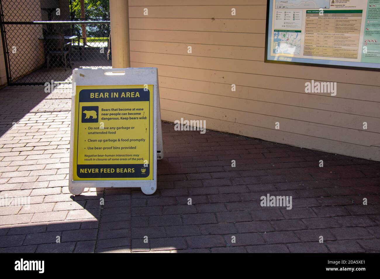 Belcarra, Kanada - Juli 13,2020: Blick auf das Schild 'Bär in der Gegend, nie Bären füttern' im Belcarra Regional Park im Sommer Stockfoto