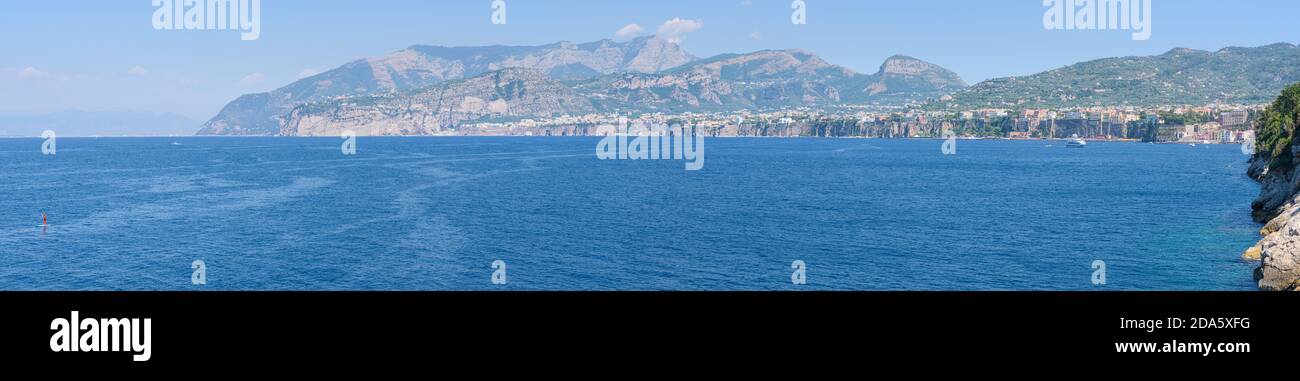 Panorama der Amalfiküste mit den Klippen und Bergen von Sorrent und dem Mittelmeer, vom Strand Regina Giovanna im Golf von Neapel, Campany, Stockfoto