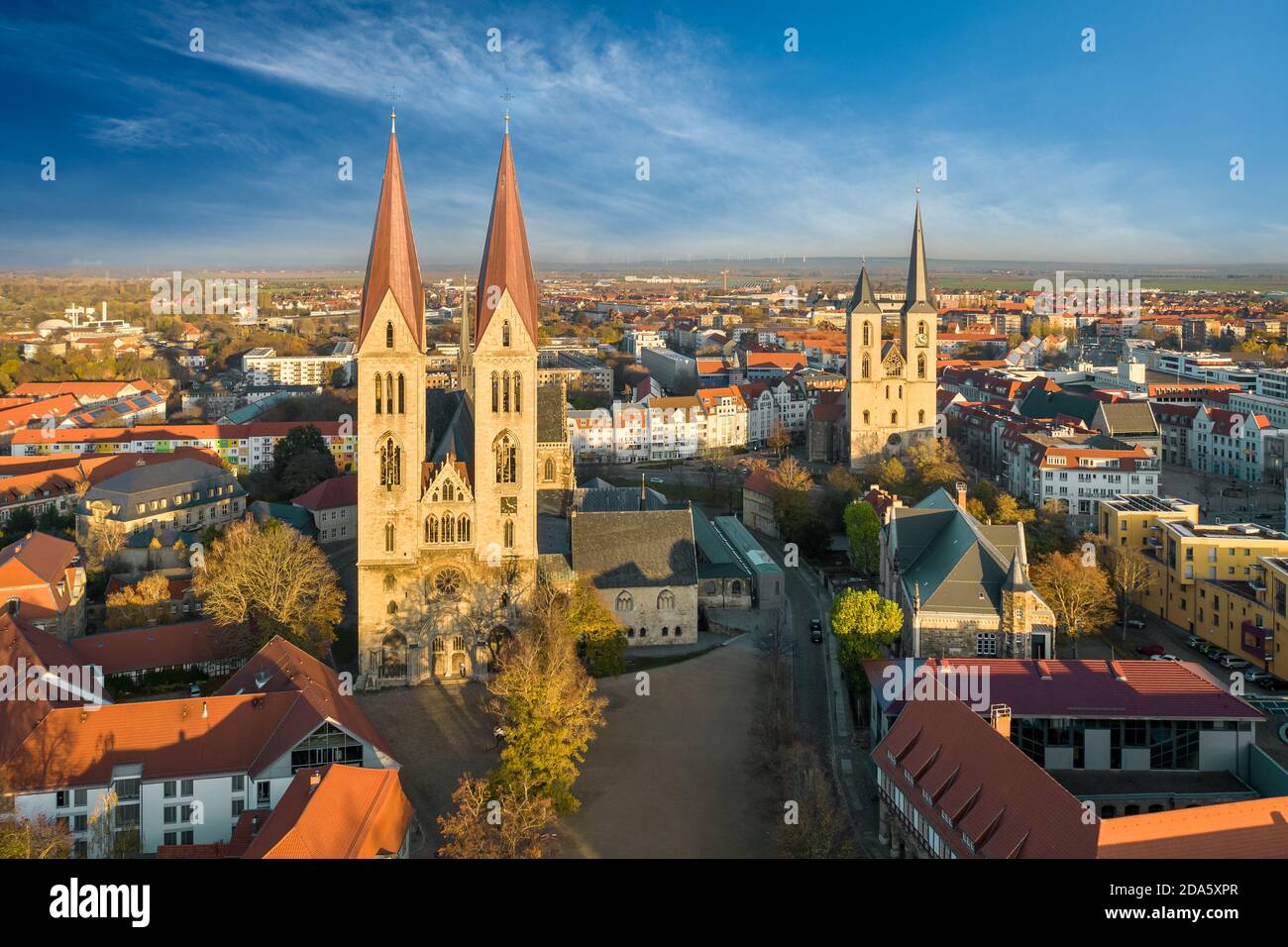 Altstadt von Halberstadt mit seiner berühmten gotischen Kathedrale, Deutschland Stockfoto