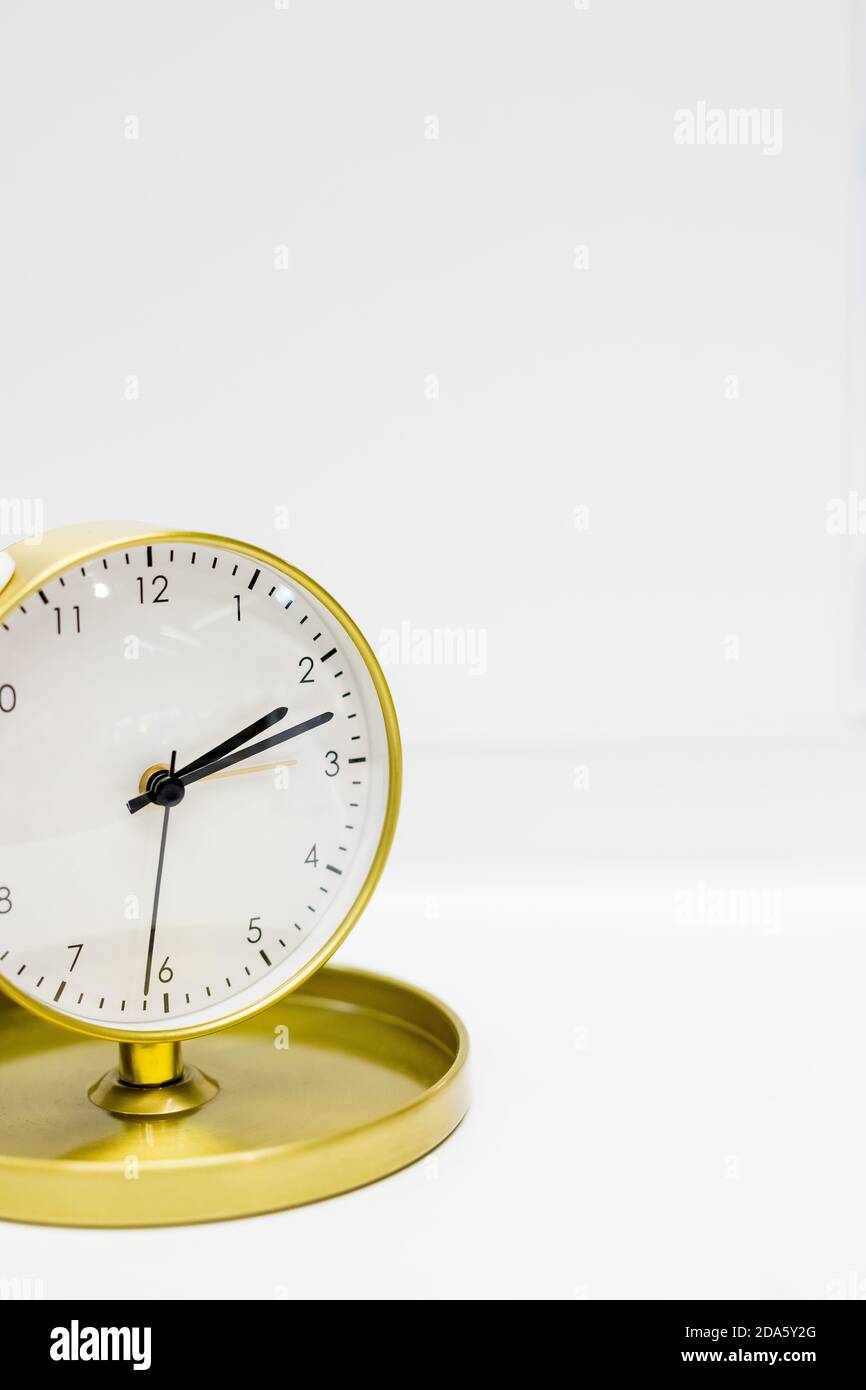 Alter Wecker mit zehn Minuten nach zwei. Datum- und Uhrzeiterinnerung oder  Terminkonzept, kleine Uhr auf weißem Hintergrund, Countdown bis zum  Feiertag Stockfotografie - Alamy