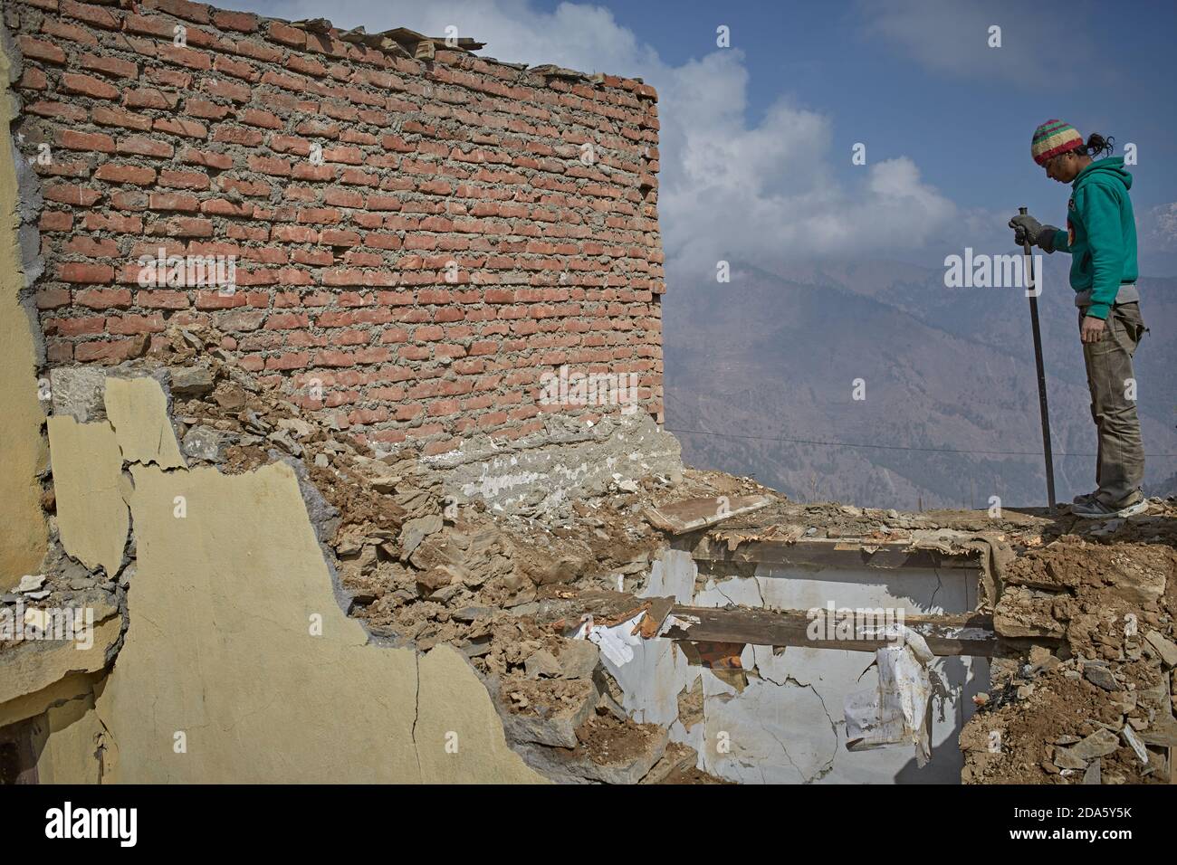Rasuwa, Nepal, Januar 2016. Menschen, die an ihren Häusern arbeiten, die durch das Erdbeben im April 2015 zerstört wurden. Stockfoto