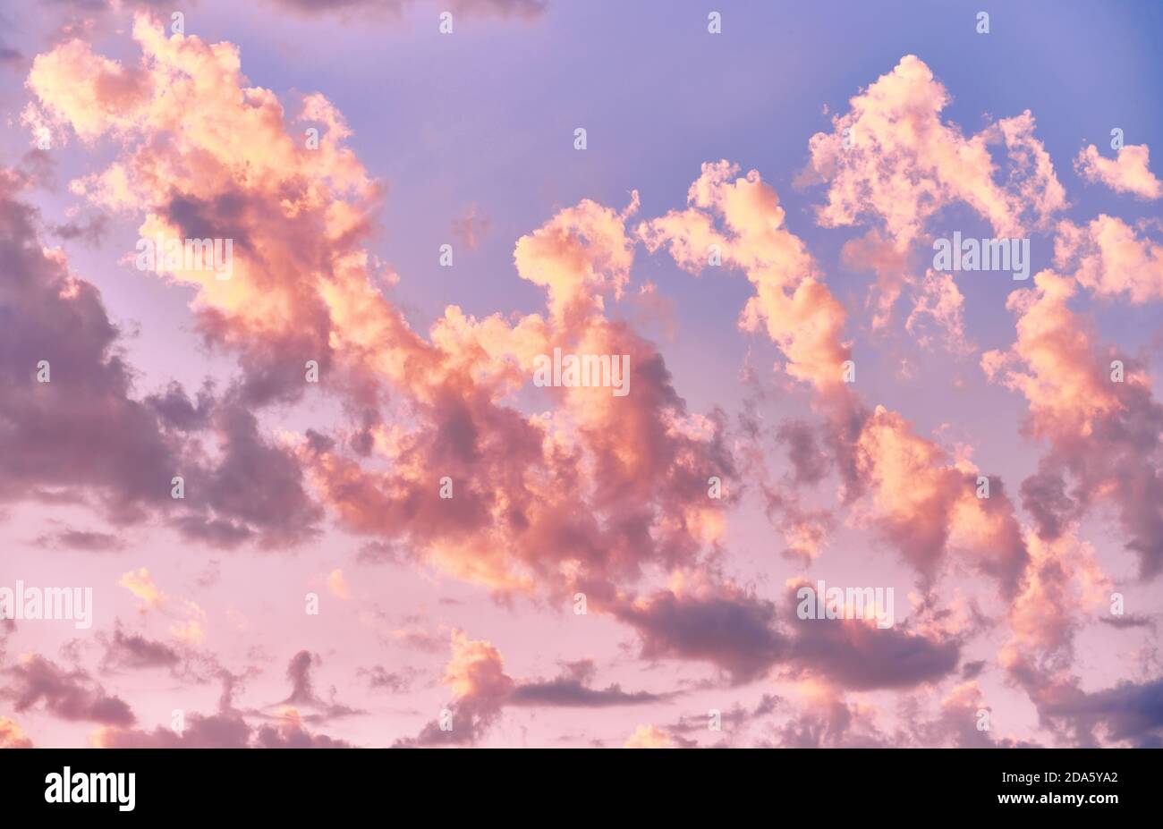 Himmel Hintergrund mit schönen whimsical Wolken bei Sonnenuntergang Stockfoto