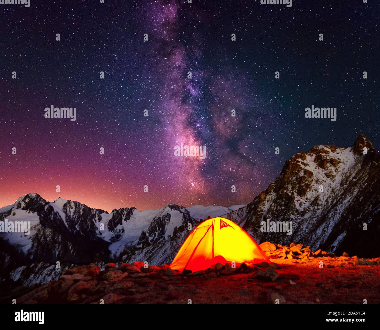 Camping im Hochland unter dem Nachthimmel mit Sternen; leuchtend oranges  Zelt in den Bergen auf dem Hintergrund der majestätischen Milchstraße  Stockfotografie - Alamy