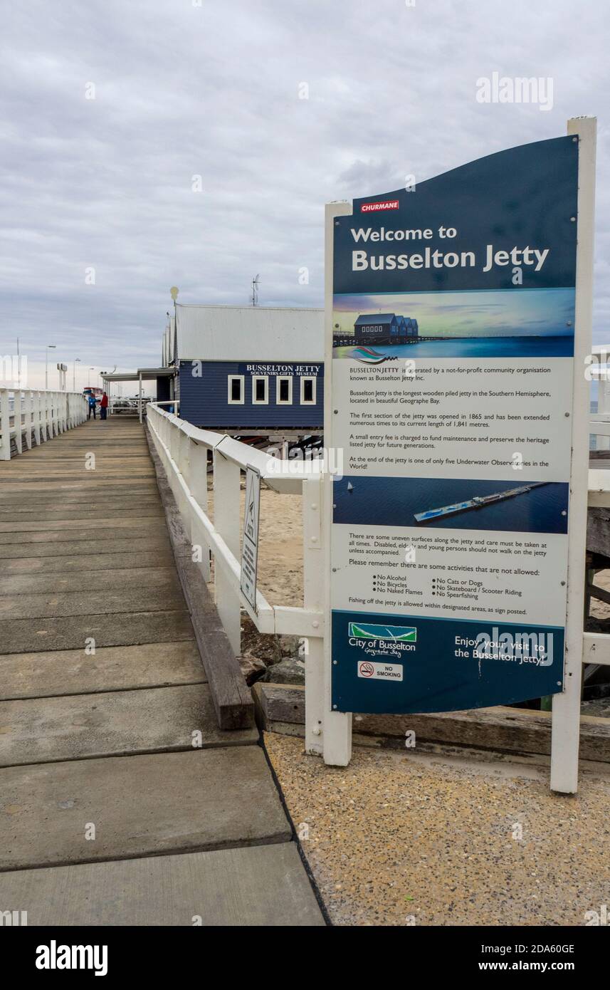 Schild am Eingang zum Busselton Jetty Holzstapelpier am Vorplatz von Busselton Geographe Bay Western Australia. Stockfoto