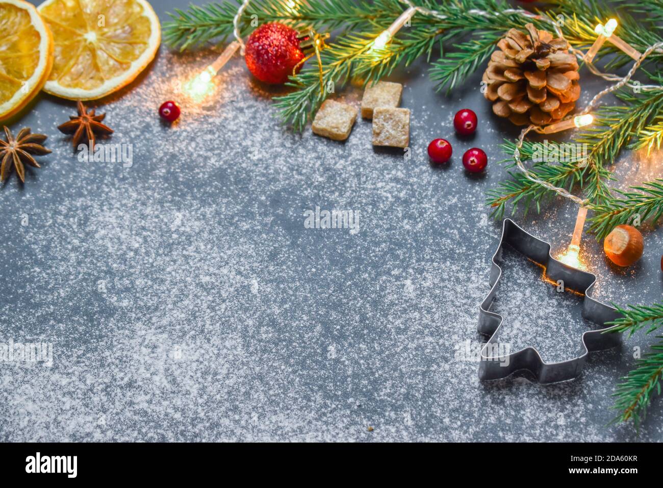 Weihnachtshintergrund mit einem Ausstecher in Form eines Weihnachtsbaums. Frohes neues Jahr. Weihnachtskarte Stockfoto